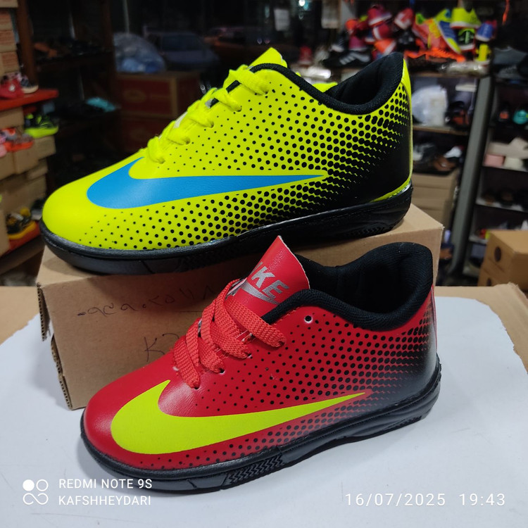 کفش فوتبال بچگانه