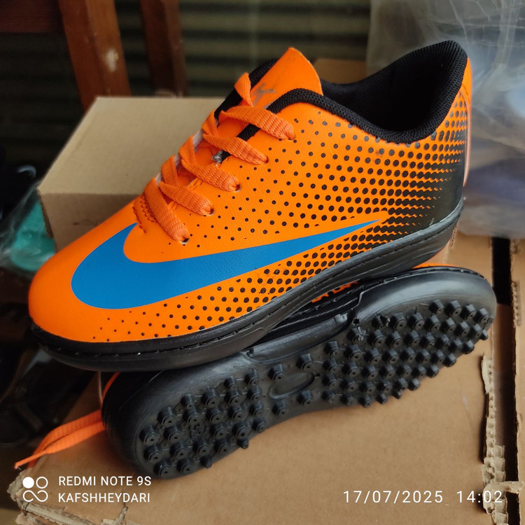 کفش چمن مصنوعی