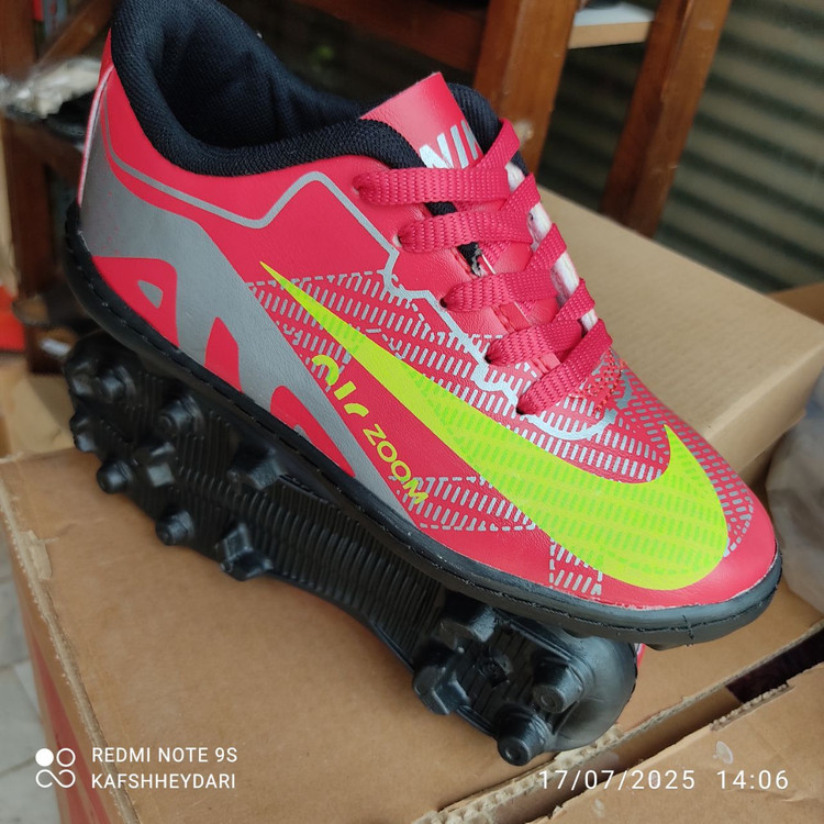 کفش ورزشی فوتبال استوک دار