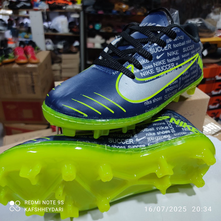 کفش فوتبال استوکدار